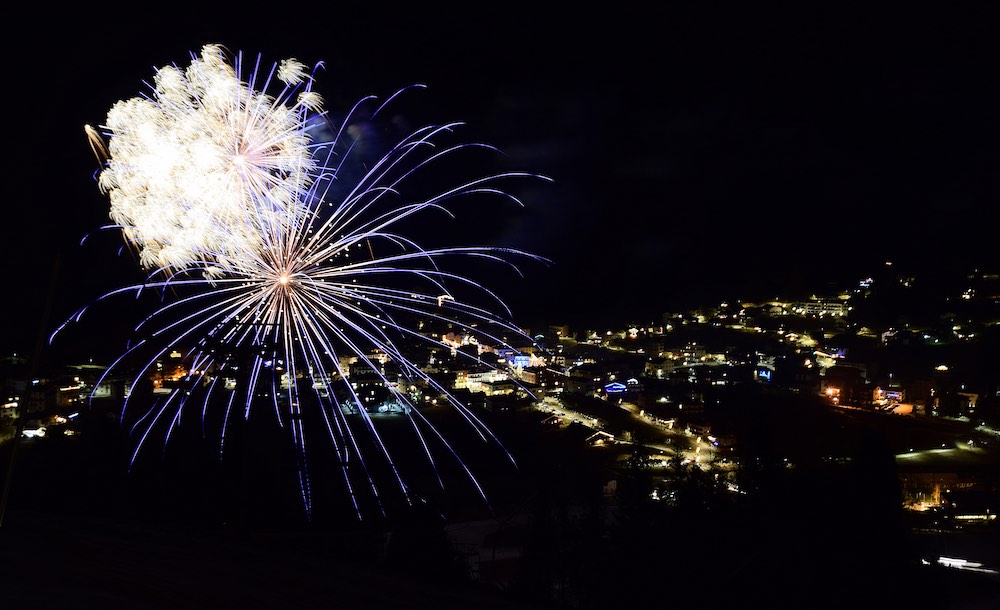 fiaccolata forni di sopra panoramica fuochi