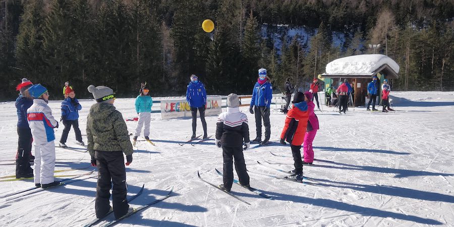 Giochi sulla neve con maestri di sci
