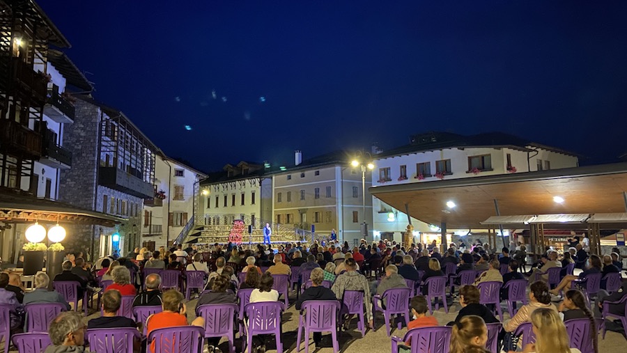 piazza centrale forni di sopra rassegne