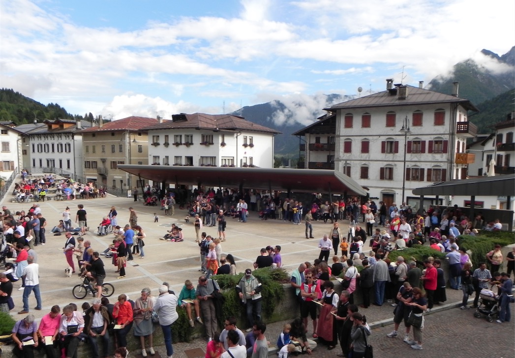 piazza centrale forni di sopra