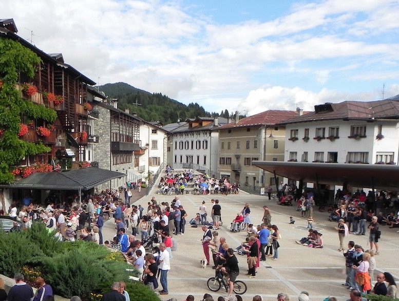 piazza_centrale_forni-di-sopra