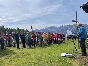 Festeggiamento in quota per i 30 anni del Bivacco Francescutto